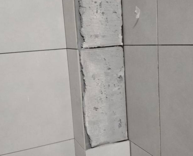 融水瓷砖空鼓维修公司分享下瓷砖施工前基层浇水润湿程度不足，可能导致以下问题