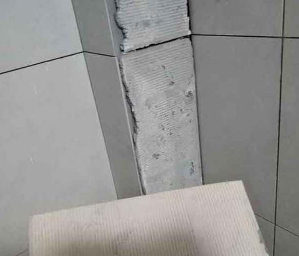 融水瓷砖空鼓维修公司分享下厨房瓷砖脱落的补救措施。